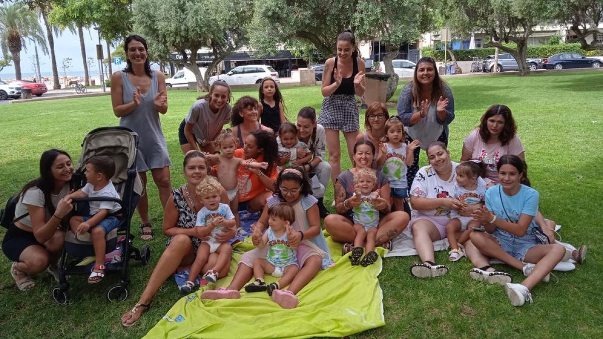 Saltirons de Cambrils celebra la fiesta final del Casalet d'Estiu en la playa de la Losa