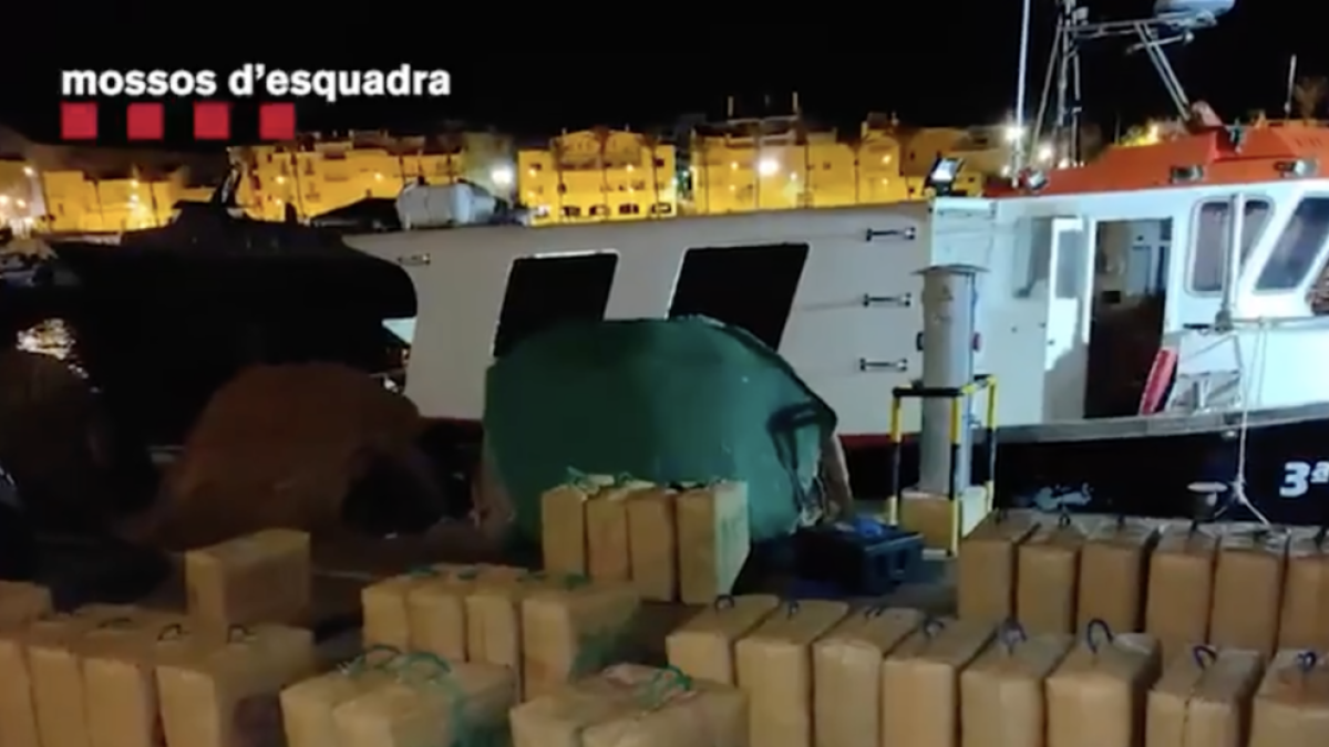 Els Mossos detecten una embarcació a les Cases d'Alcanar amb 1.380 quilos d'haixix