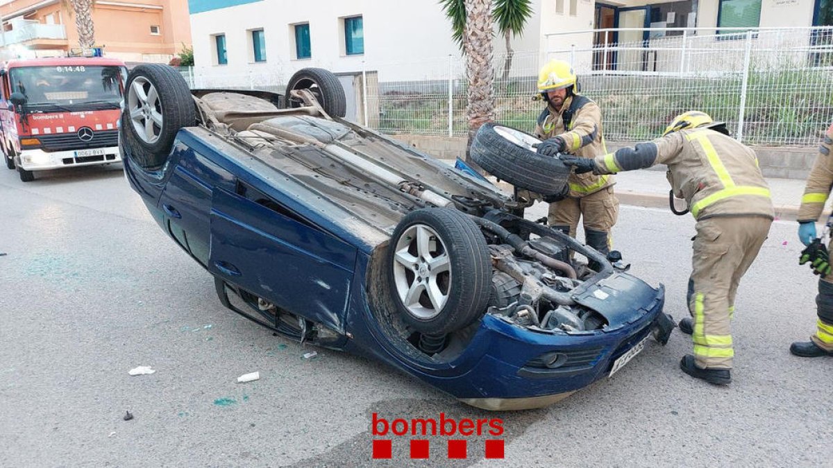 Una persona herida leve después de volcar con el coche en Creixell