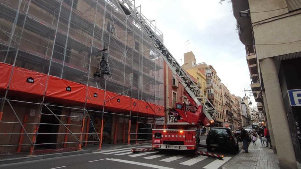 Un treballador ferit al carrer Apodaca de Tarragona després de caure-li una biga al cap