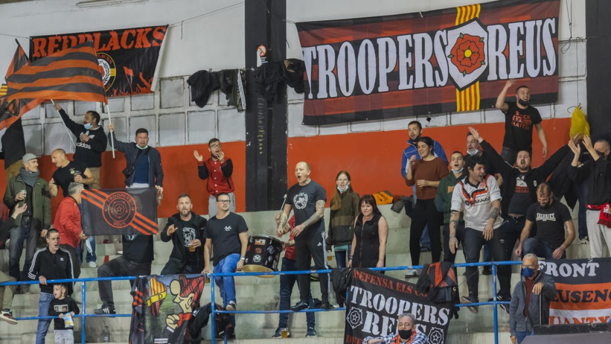 Tres penyes del Reus Deportiu protesten al club per mantenir la pretemporada a porta tancada