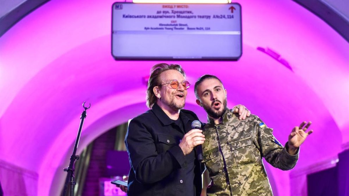 Bono ofereix un concert sorpresa des d'una estació del metro de Kíev