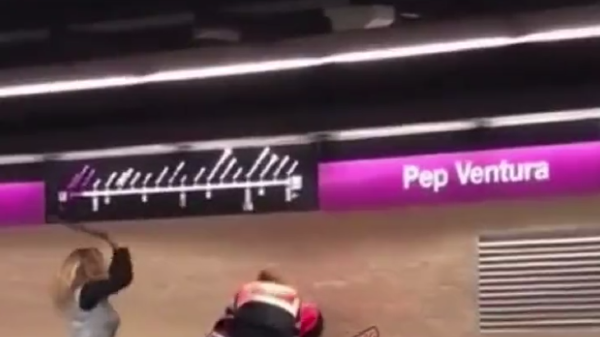 Colpeja dos vigilants del metro a Badalona amb la porra d'un d'ells i queda detinguda