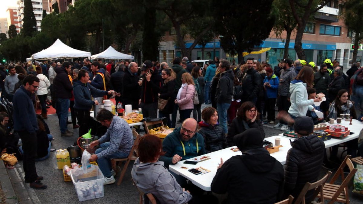 Tsunami Democràtic ocupa l'avinguda Roma amb activitats lúdiques durant la jornada de reflexió