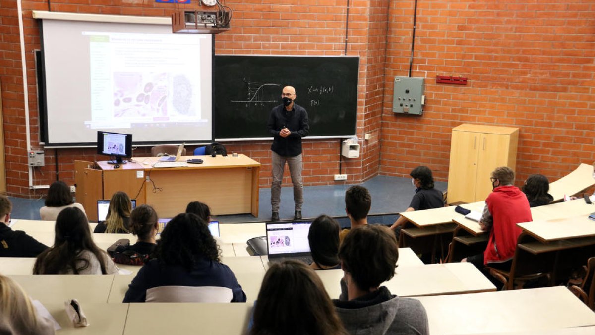 Universitat en pandèmia: torns per anar a classe, passadissos buits, distància i noves formes d'ensenyar