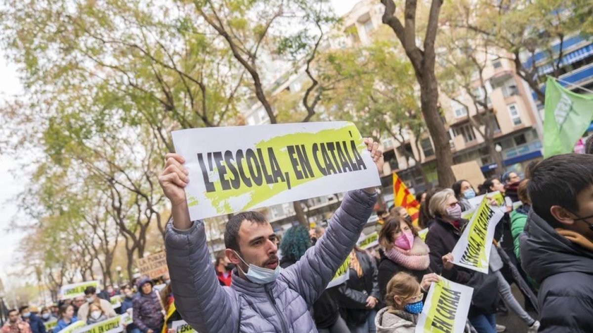 El TSJC da 15 días a la Generalitat para aplicar el 25% de castellano en las escuelas