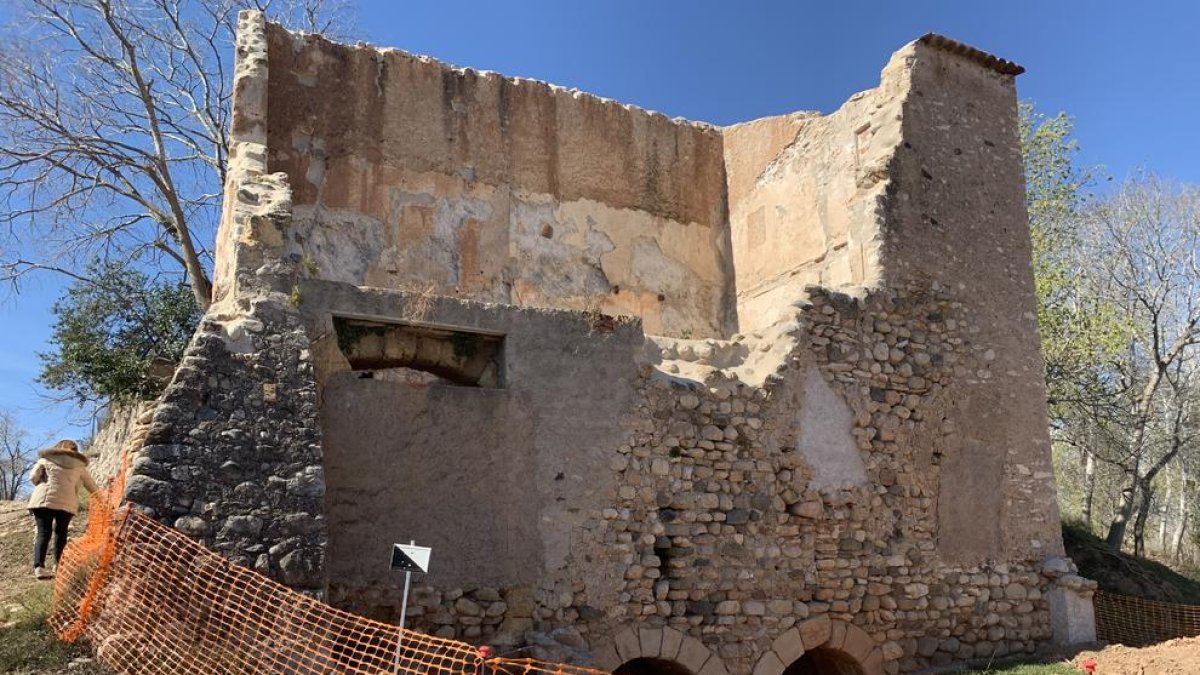 Una intervenció al molí de la Granja dels Frares del Morell deixa al descobert la seva roda