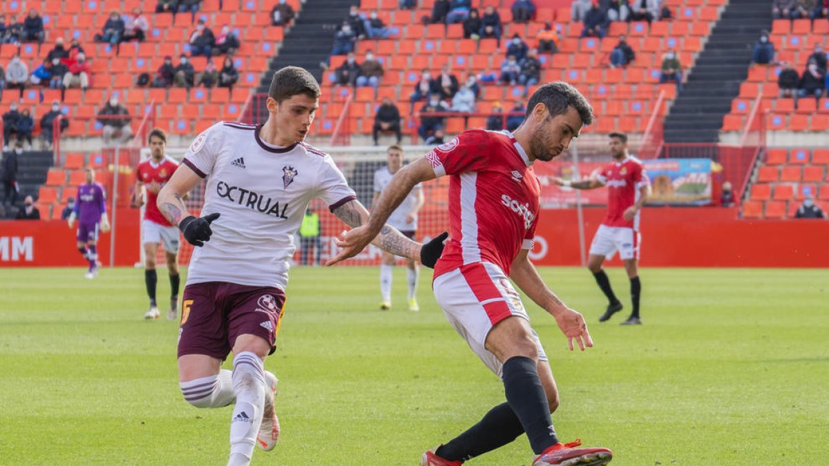 Èric Montes llega al Nàstic en calidad de cedido para reforzar el medio del campo