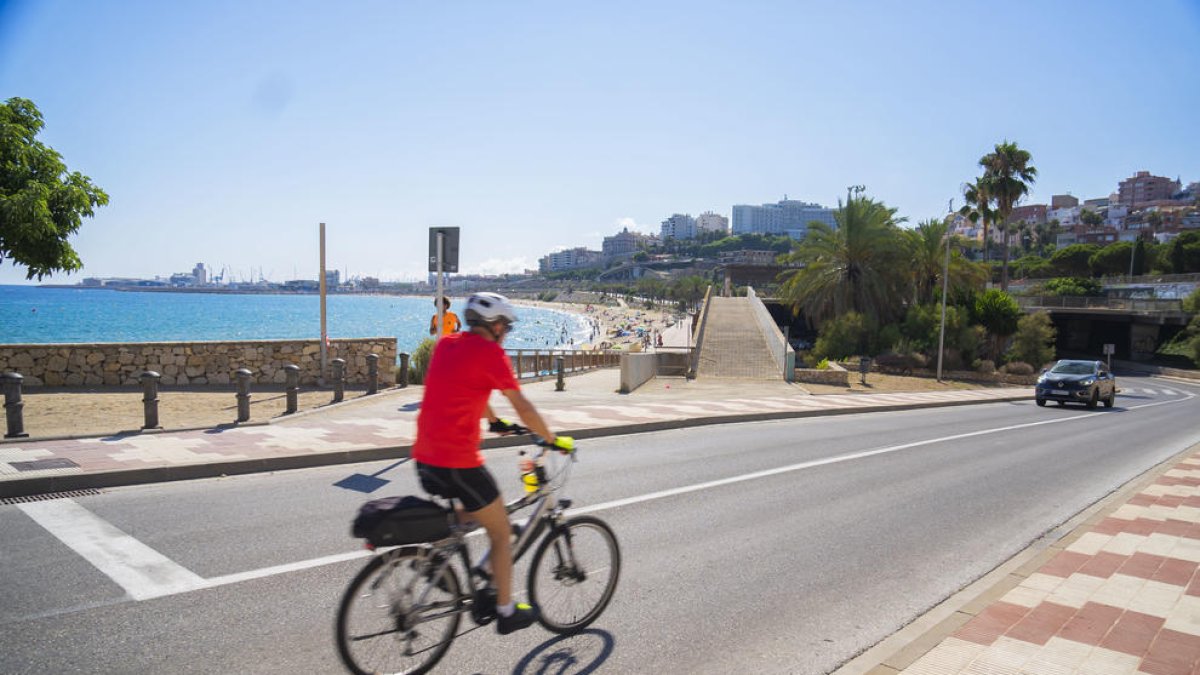 El carril bici unirá todo el frente litoral de Tarragona inhabilitando un sentido de circulación