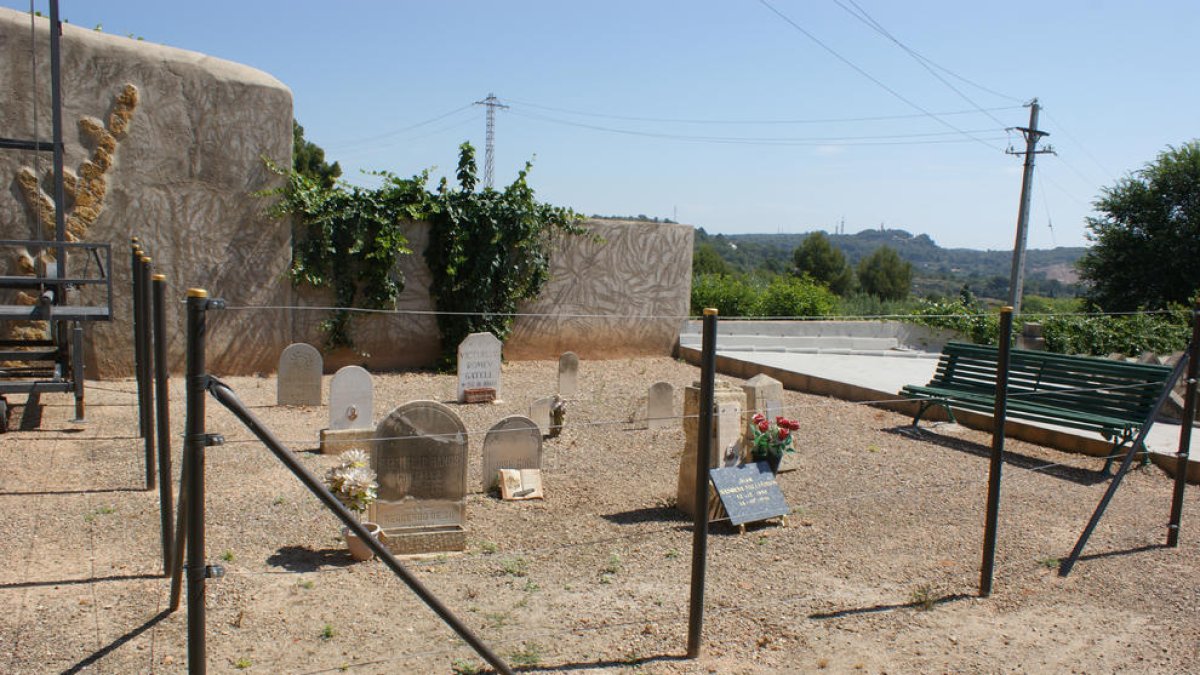 Tarragona dignifica dues fosses comunes del cementiri com a espai de la memòria
