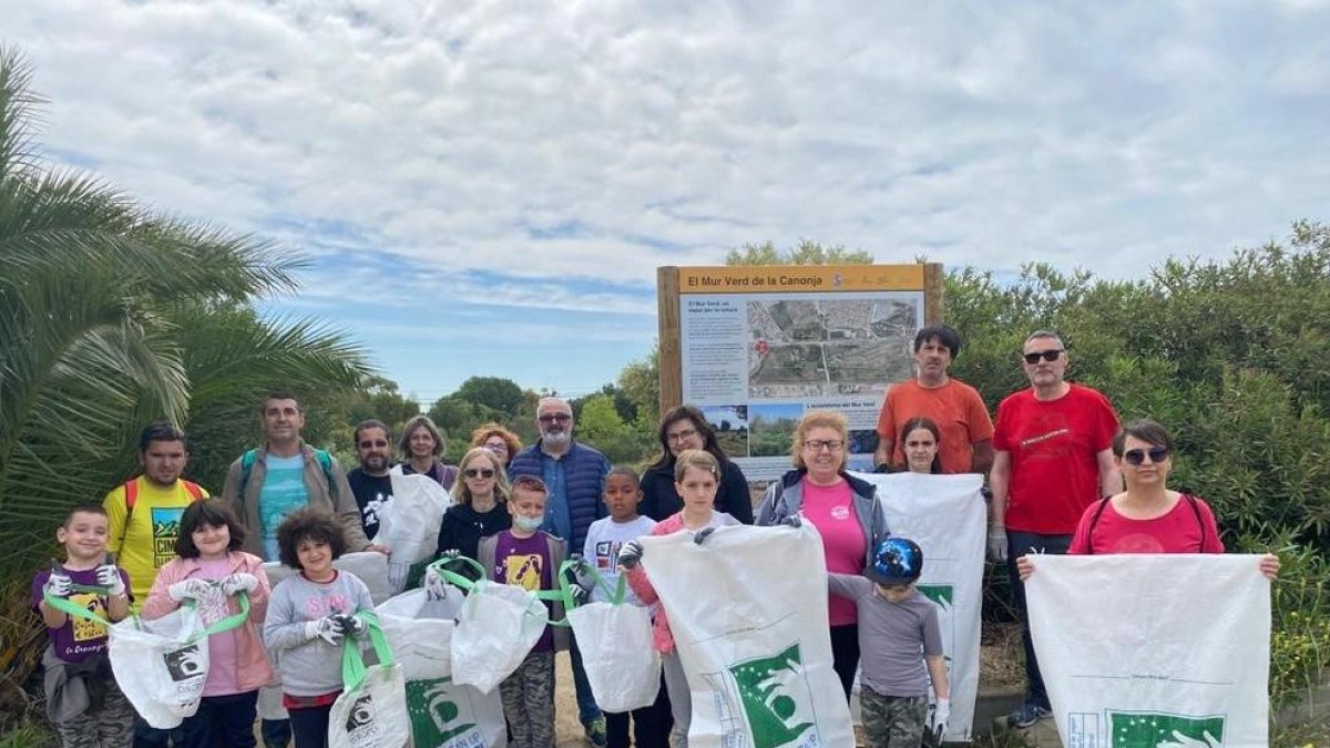 Recullen 62 quilos de residus en l'entorn del Mur Verd de la Canonja