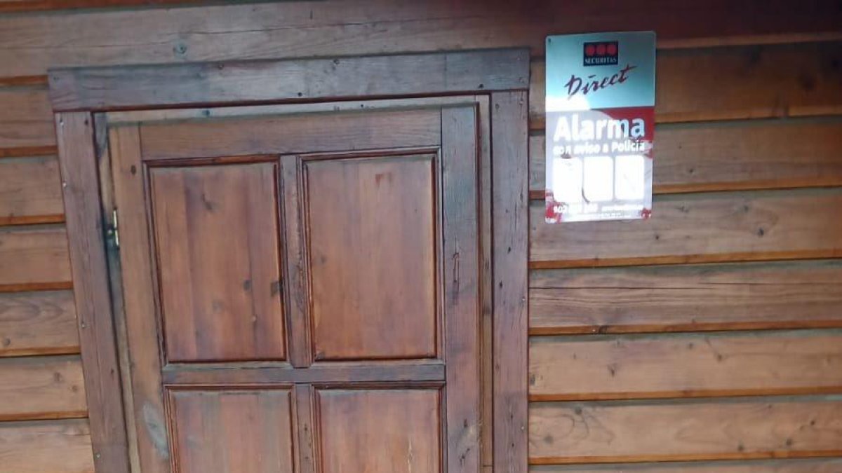 Roben i destrossen mobiliari a l'Escola de Natura Francolí de Tarragona