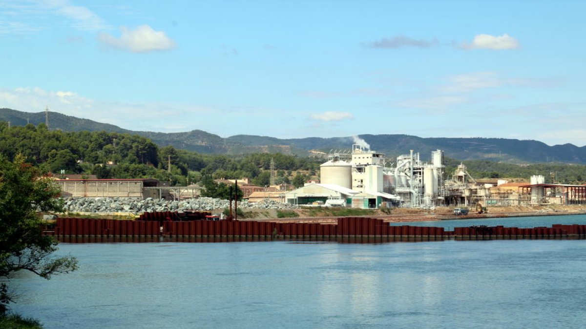 L'empresa química Ercros tancarà la fàbrica de producció de Flix a partir del gener