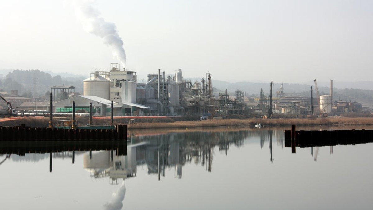 Ercros cedeix a l'Ajuntament de Flix tres parcel·les per a ús públic a la Colònia de la fàbrica