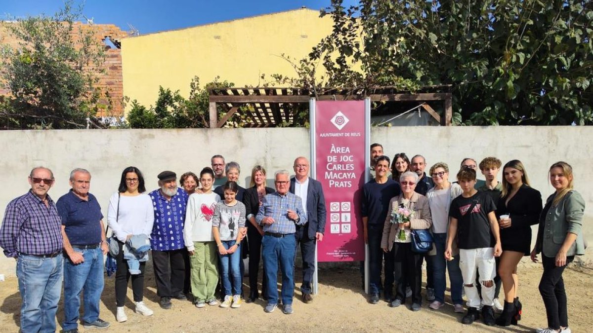 Inaugurada la placa del parc infantil en memòria de Carles Macaya Prats