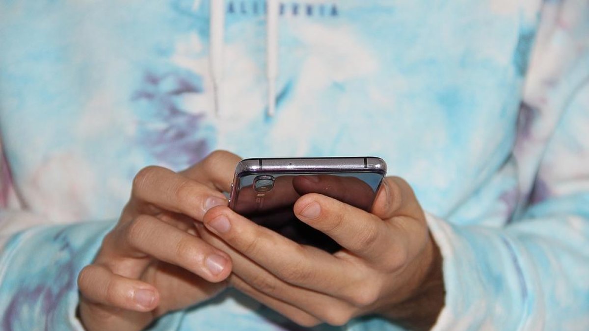 França: una adolescent mor en caure-li el mòbil a la banyera