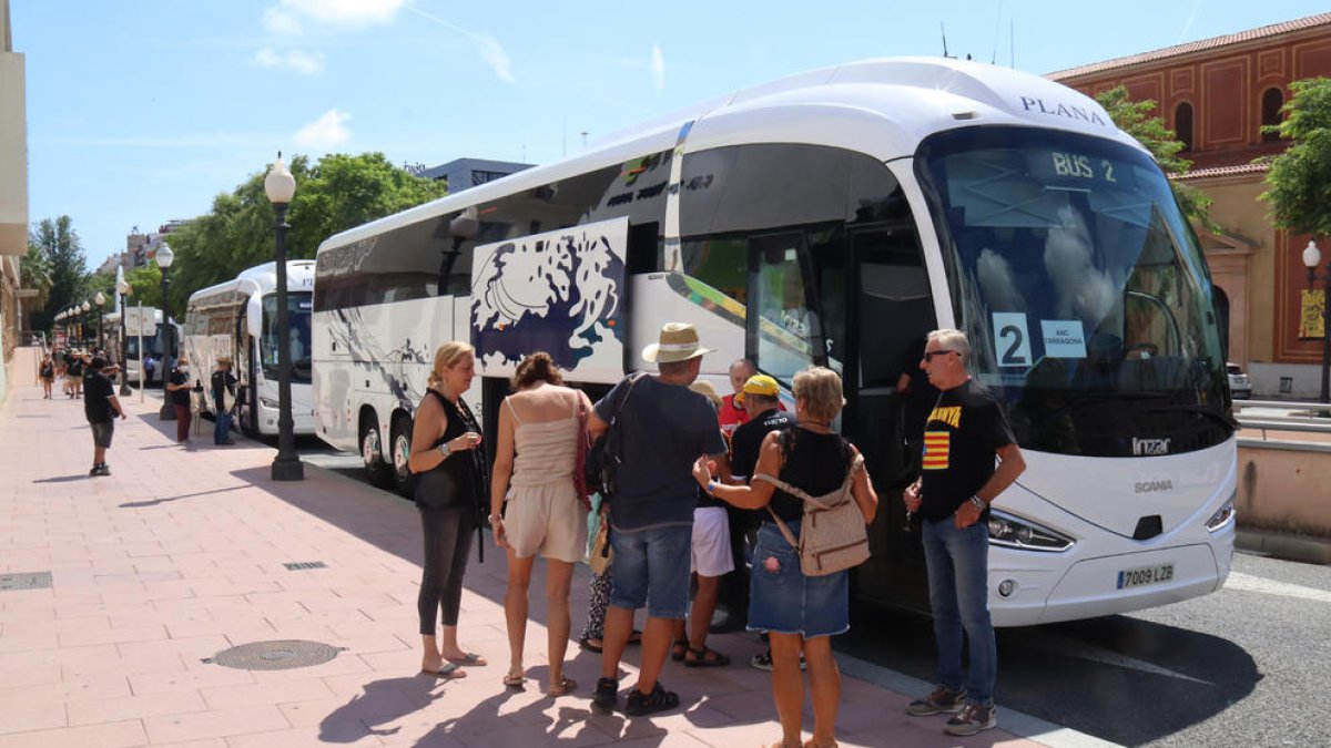 Unas 200 personas salen en autobuses desde Tarragona para ir a la manifestación de la ANC de Barcelona