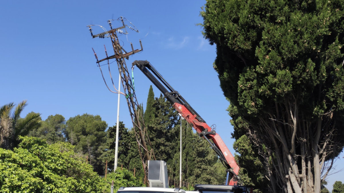 Retiren la torre elèctrica del passeig de Torroja de Tarragona