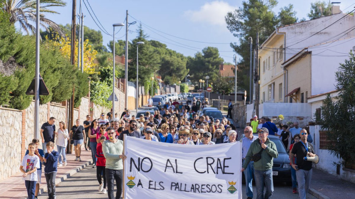 Un centenar de personas se vuelven a manifestar contra la instalación de un CRAE a els Pallaresos