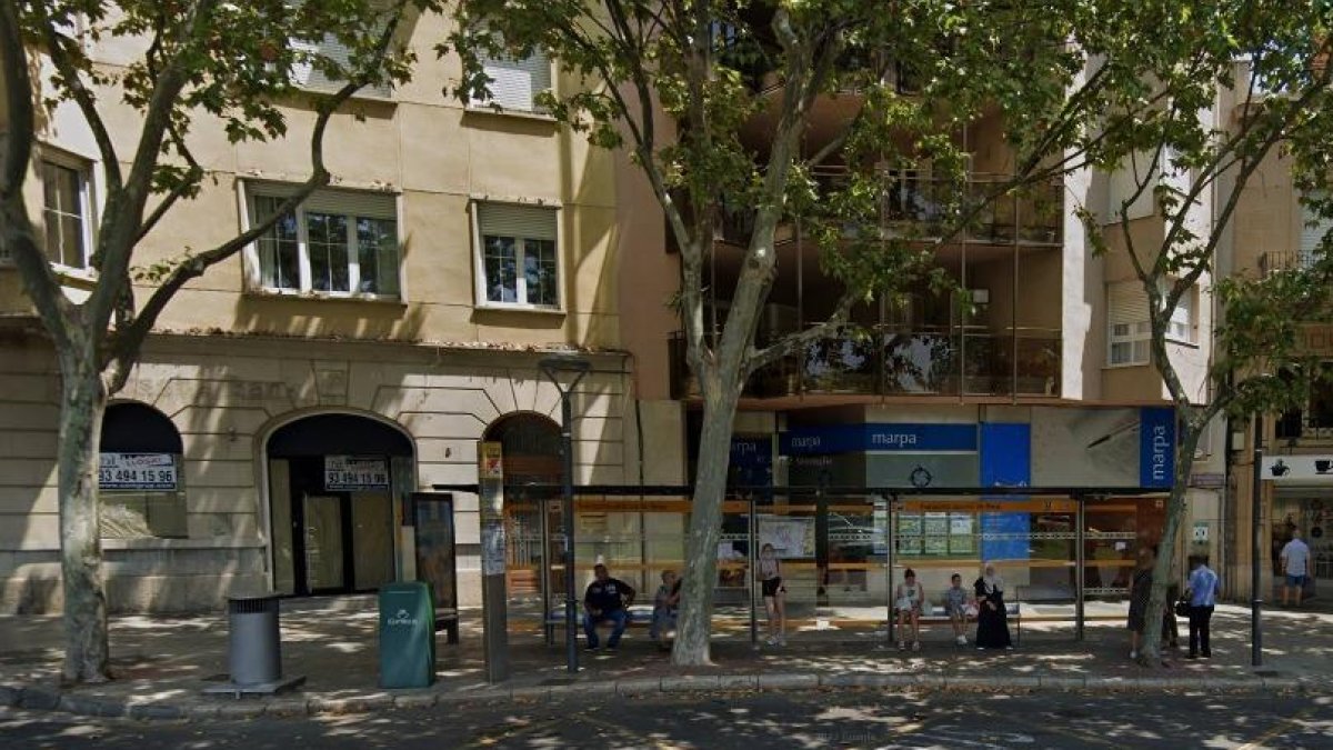 Veïns i usuaris de busos acusen el mal estat del paviment de les Oques