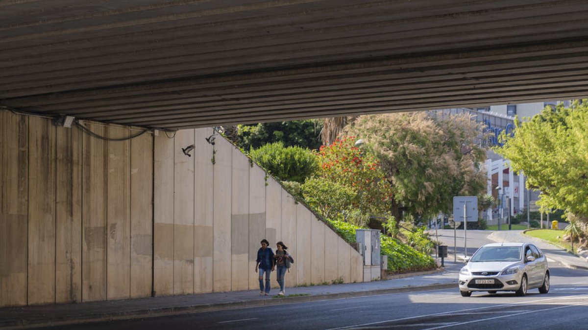 El Ayuntamiento de Tarragona cubrirá las vigas del puente de Vidal i Barraquer para dignificarlo