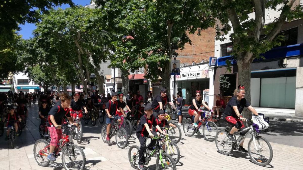 Un miler de persones participen a la 77a Festa de la Bicicleta del Vendrell