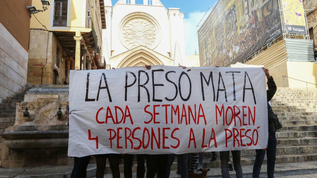 Protesten a la Catedral de Tarragona per les morts a la presó