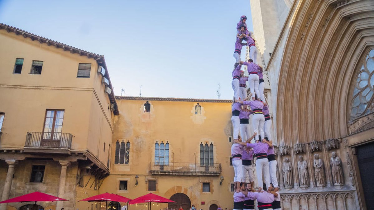 La exhibición castellera de los Niños del Serrallo y la Joven enamora a los turistas