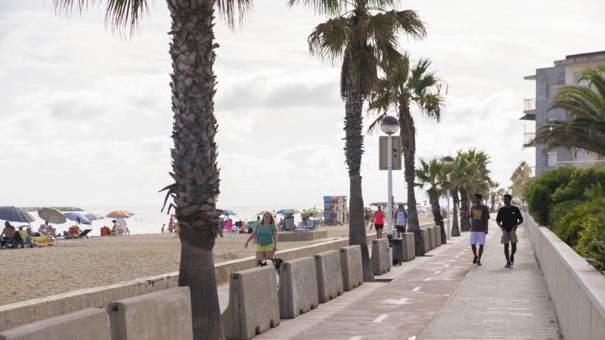 Cambrils instal·la blocs de formigó per limitar l'espai dels 'top manta'