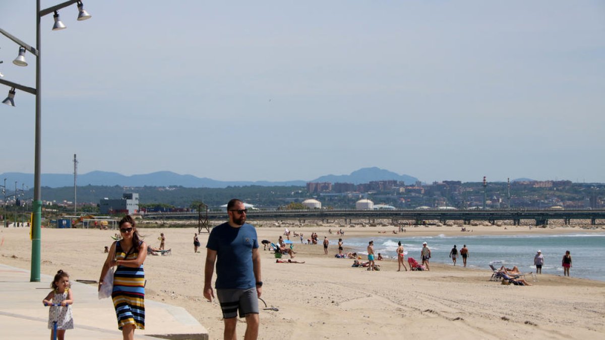 La platja de la Pineda reobre per sectors i amb pantalles led per informar de l'ocupació