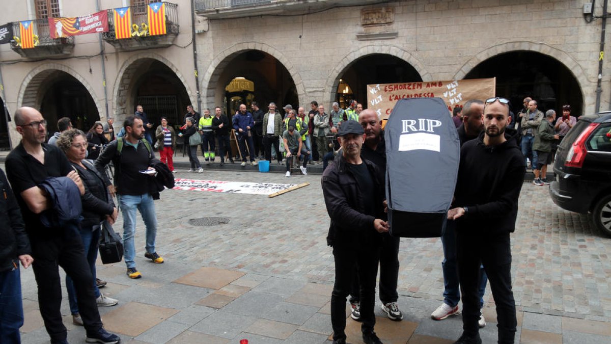 Girona: La Policia Municipal «enterra la confiança» amb el govern portant un fèretre al saló de plens