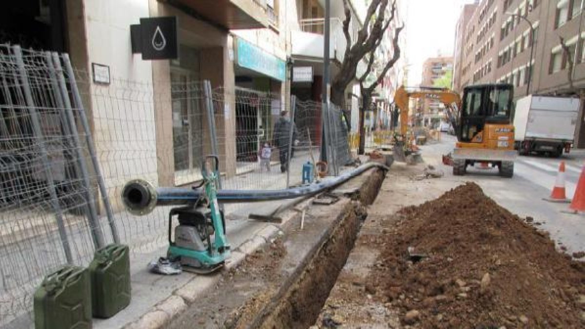 Obras de mejora de la red de abastecimiento de agua en la calle de Madre Molas de Reus