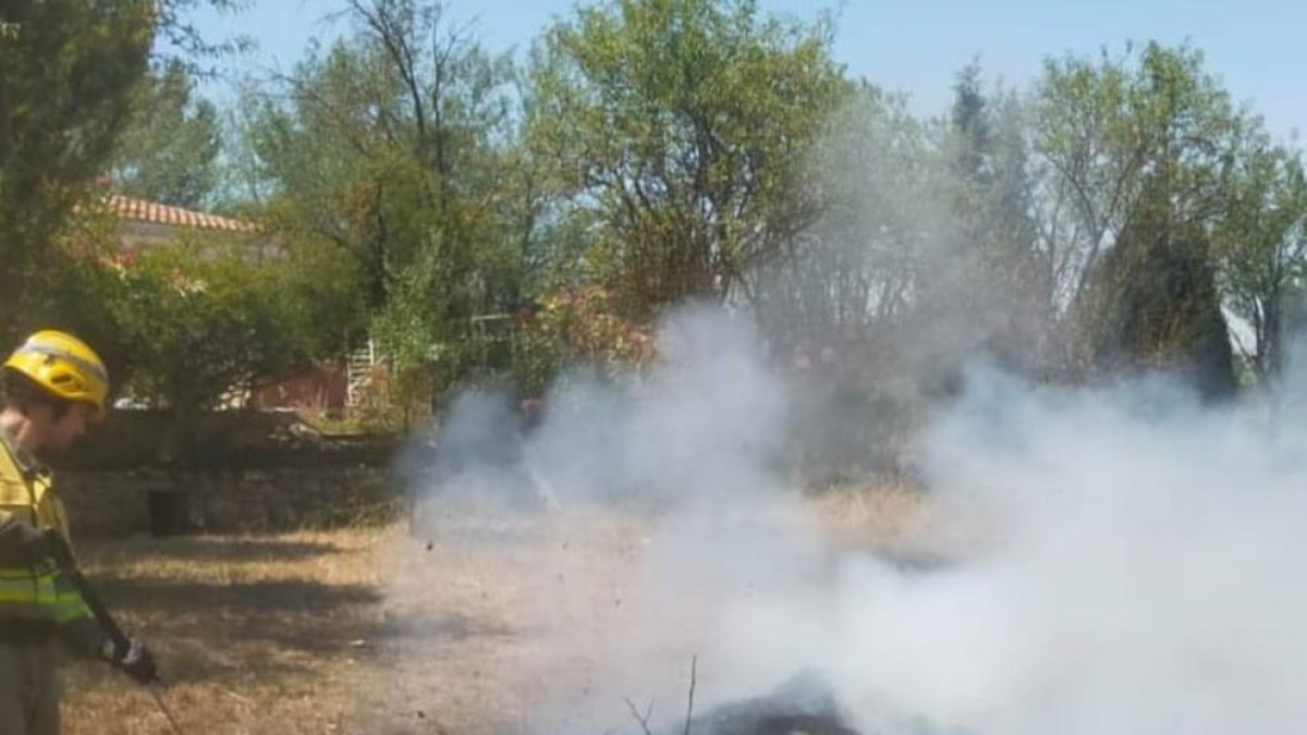 Quema restos agrícolas sin autorización en Gandesa y acaba denunciado