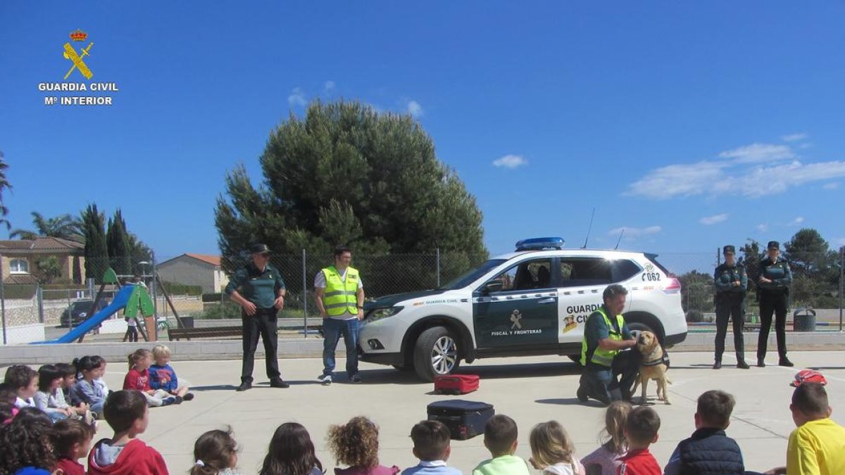 La Guàrdia Civil realitza una exhibició en una escola de Miami Platja