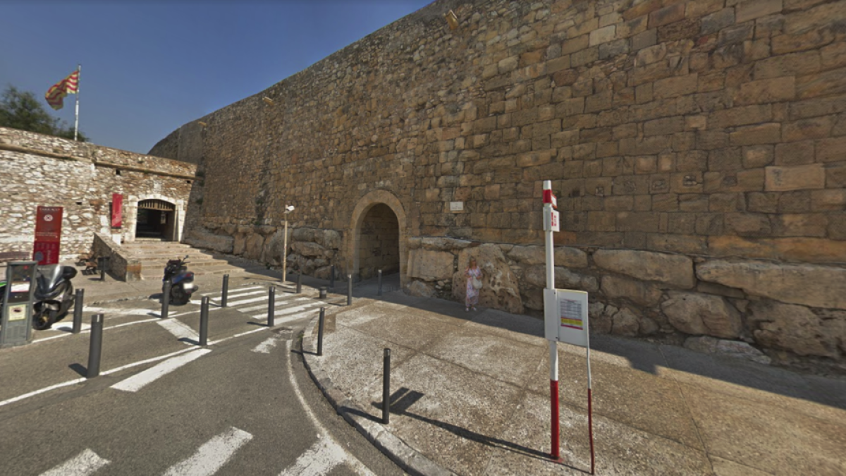 Es desprèn una pedra de la Muralla al Portal del Roser