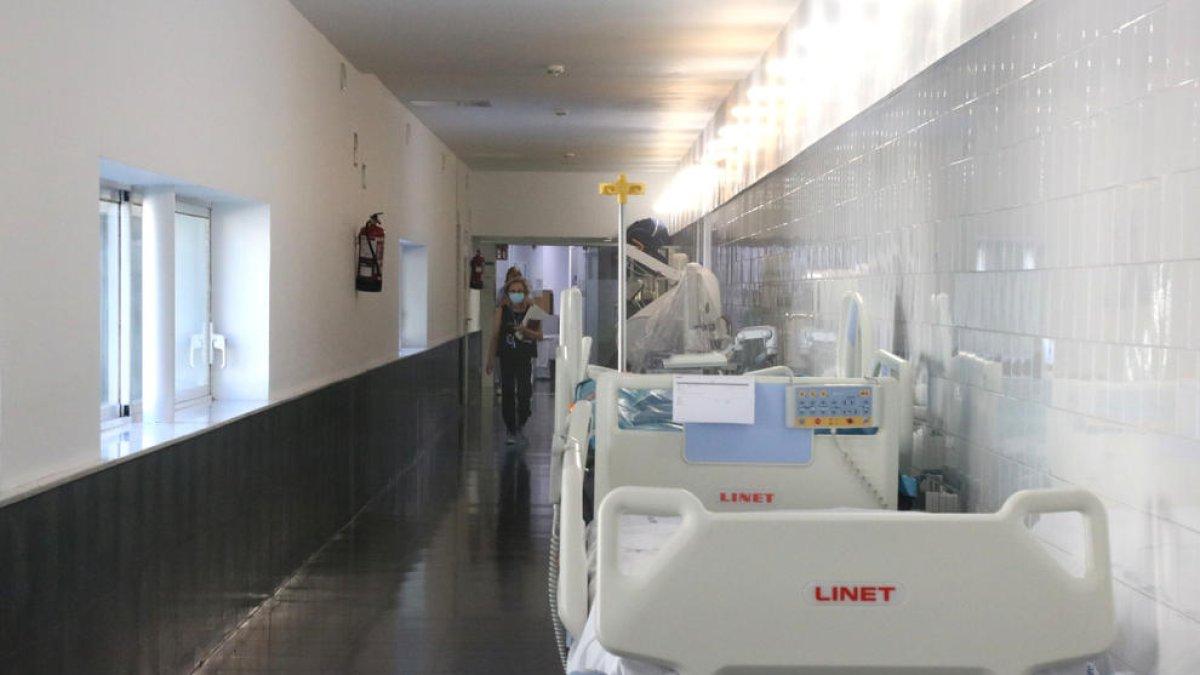 Salut declara 100 ingresados menos por covid (424) y hay 2 críticos más en la UCI (11)