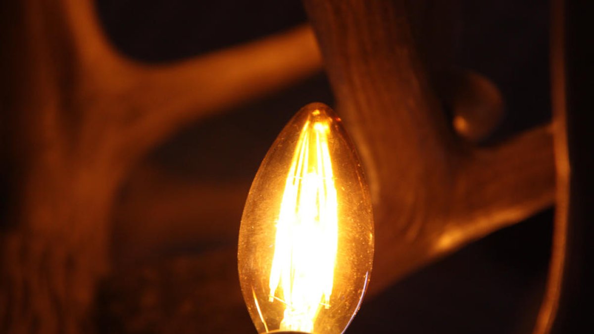 El preu de la llum torna a enfilar-se aquest dissabte fins als 385,85 euros/MWh