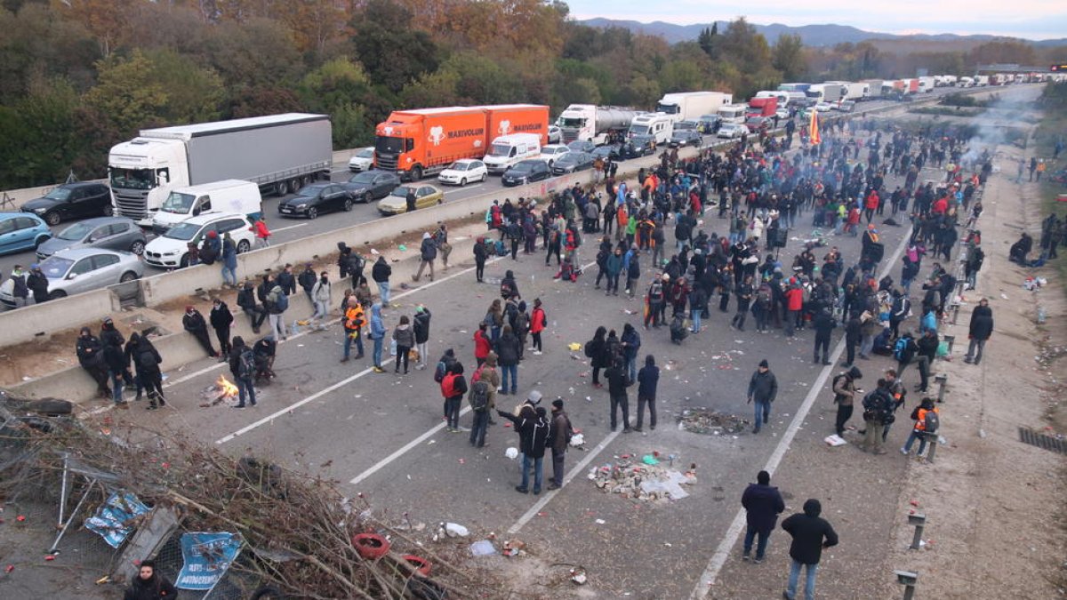 salto, ap-7, protesta, corte carretera, tsunami democrático
