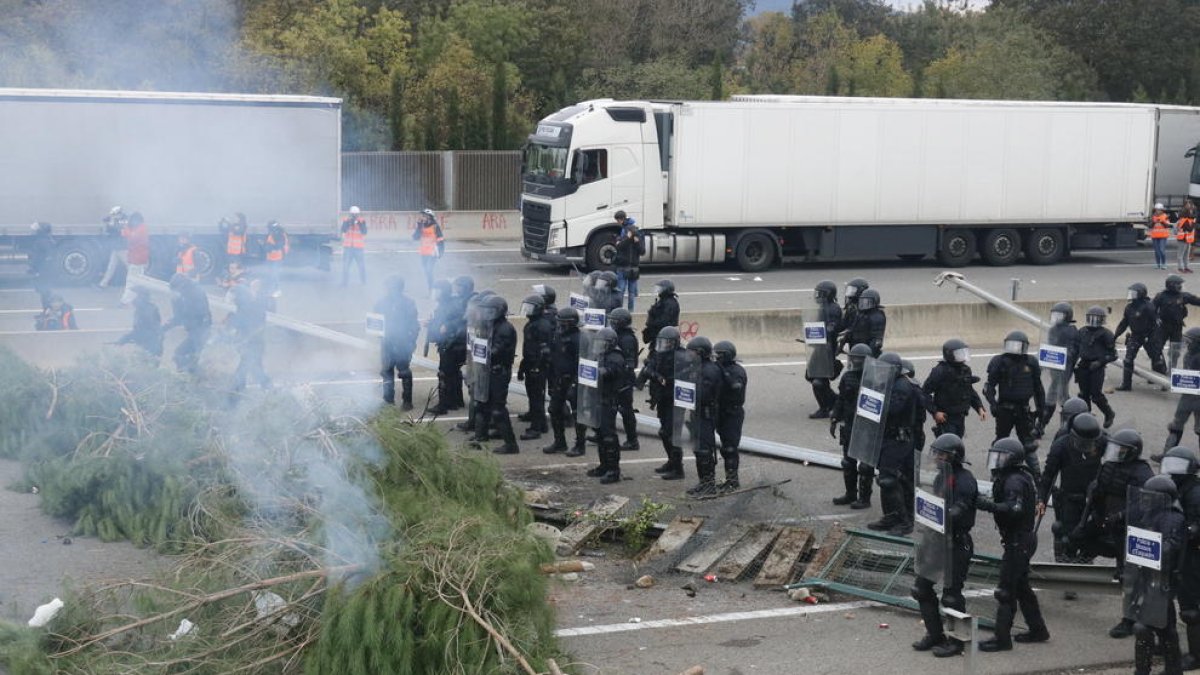 barricada, salto, protesta, tsunami democràtic, mossos