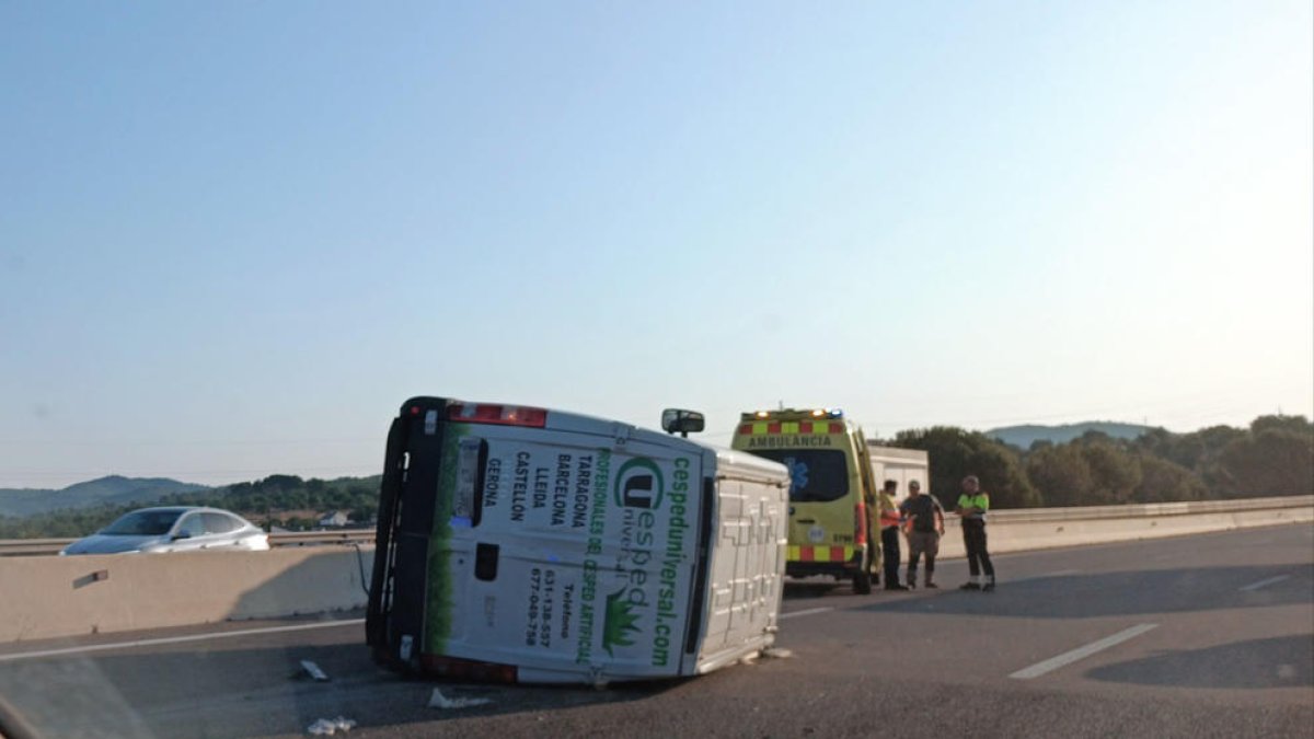 Retencions a l'AP-7 a la Pobla de Montornès per una furgoneta que ha bolcat