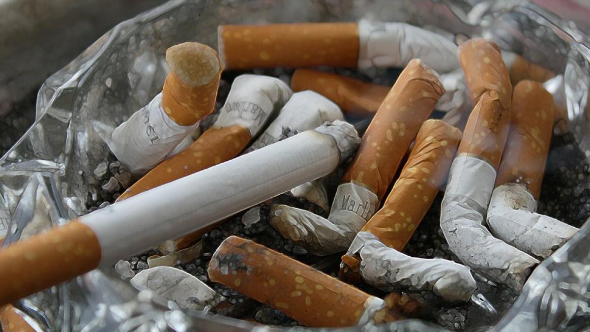 La Generalitat quiere cobrar 20 céntimos por cigarrillo, que se recuperarán si se devuelve la colilla