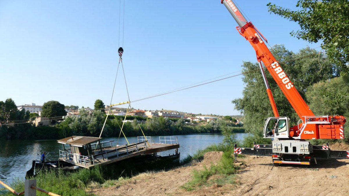 En reparació el pas de barca de l'Ebre a Flix