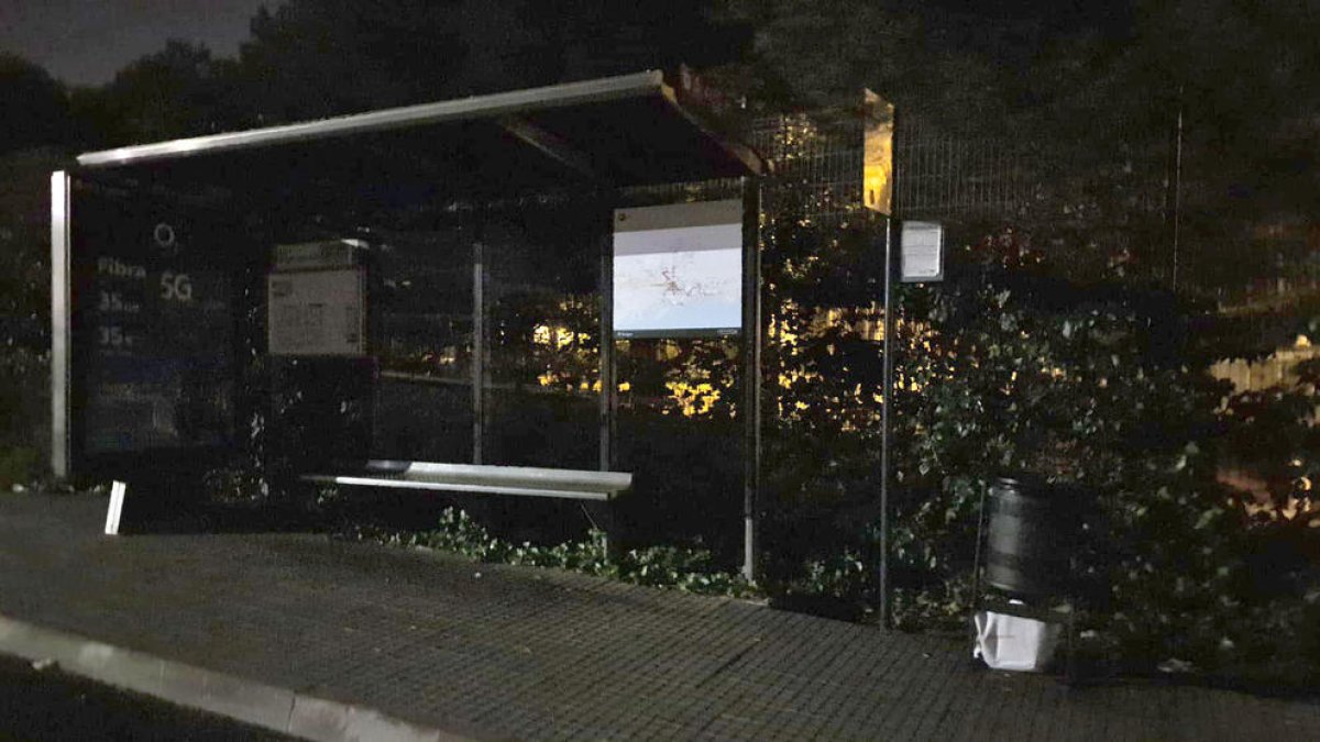 Vecinos de Sant Salvador de Tarragona se quejan de que hace días que viven a oscuras