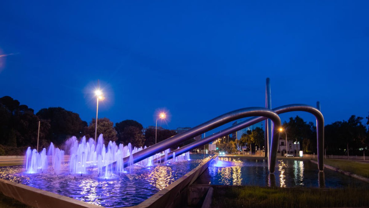 Las fuentes de la plaza del Canal y de la avenida de Sant Jordi estrenan iluminación