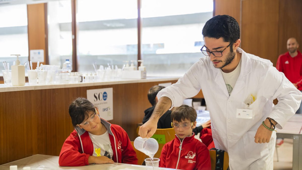 Uns 1.300 escolars de Tarragona participen en tallers relacionats amb els processos químics