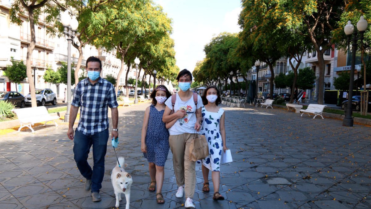Pocas personas sin mascarilla en Tarragona: «No tenemos miedo, pero se tiene que tener precaución»