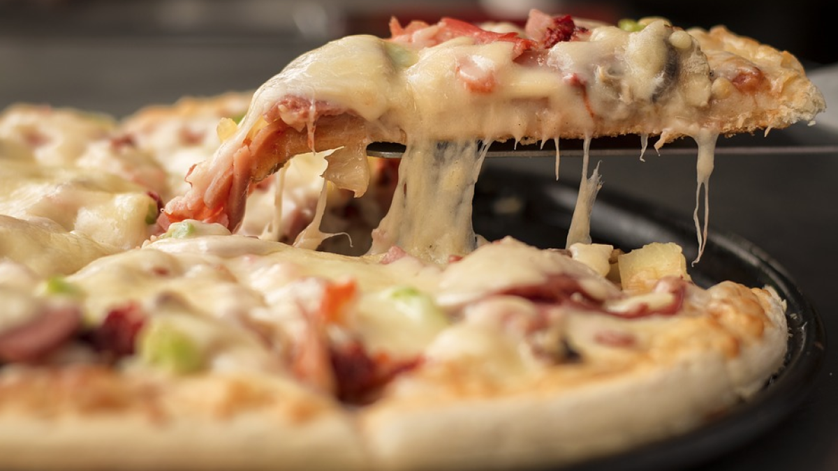 Un usuario de Twitter demuestra que hay más pizza en una familiar que en dos medias