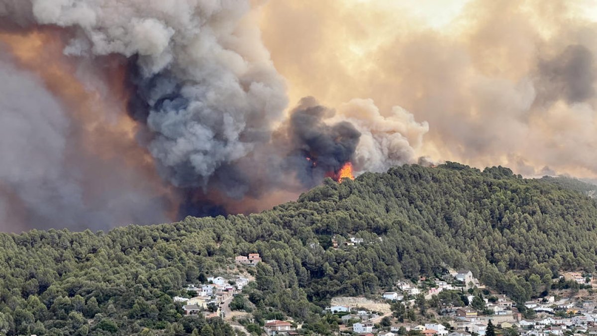 Bages: El incendio del Pont de Vilomara afecta a 440 hectáreas y obliga a evacuar las casas próximas