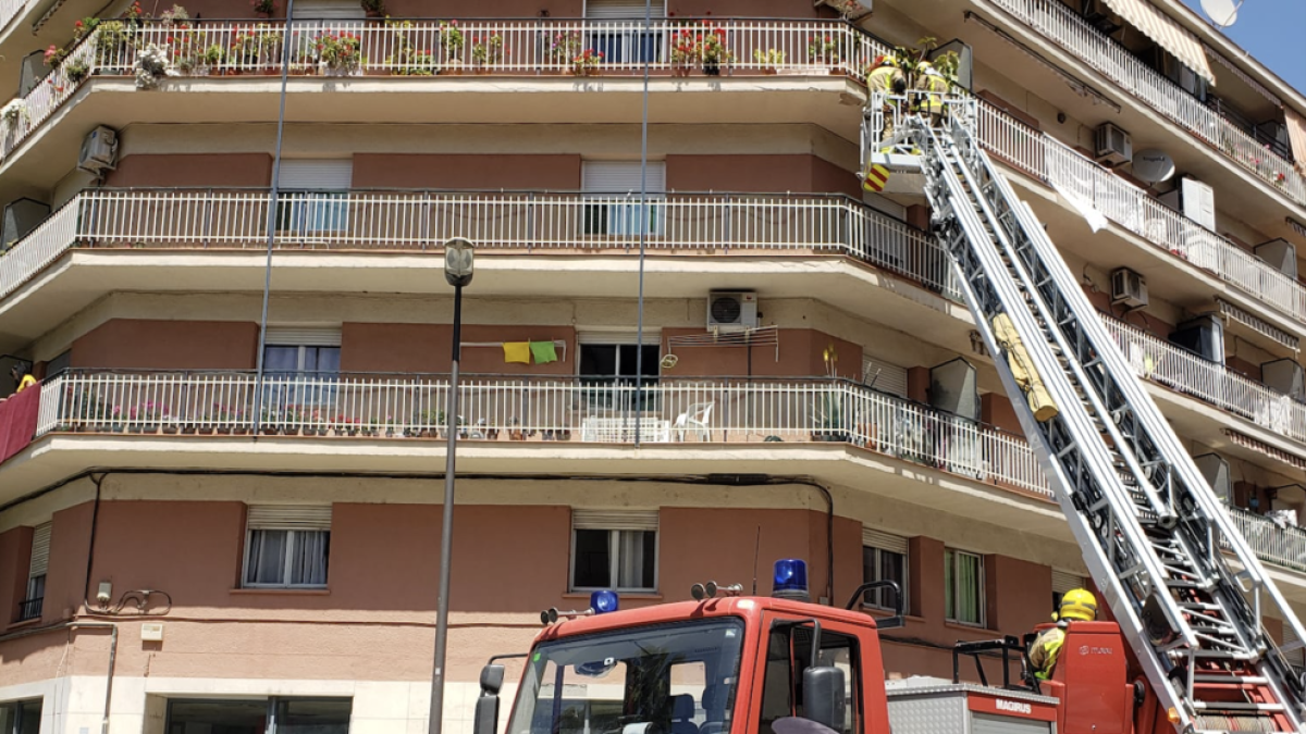 Un desprendimiento en un edificio de Reus activa a los Bomberos