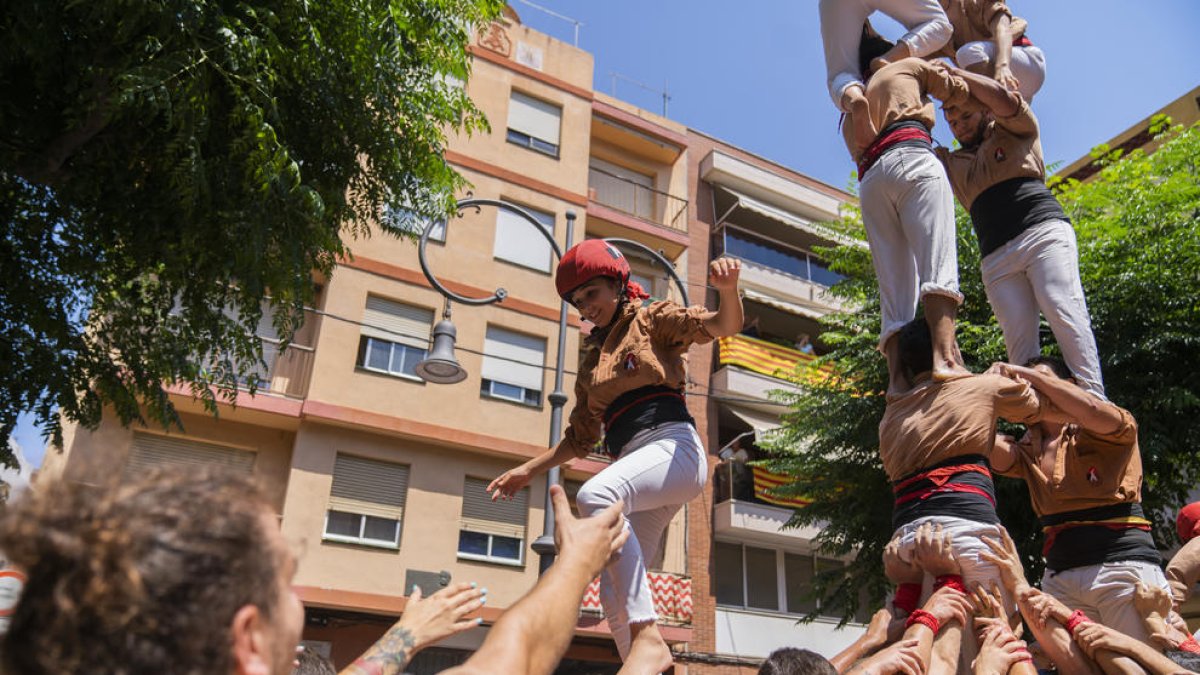 Gigantes y castells llenan de vida el Serrallo por las fiestas de la Virgen del Carme